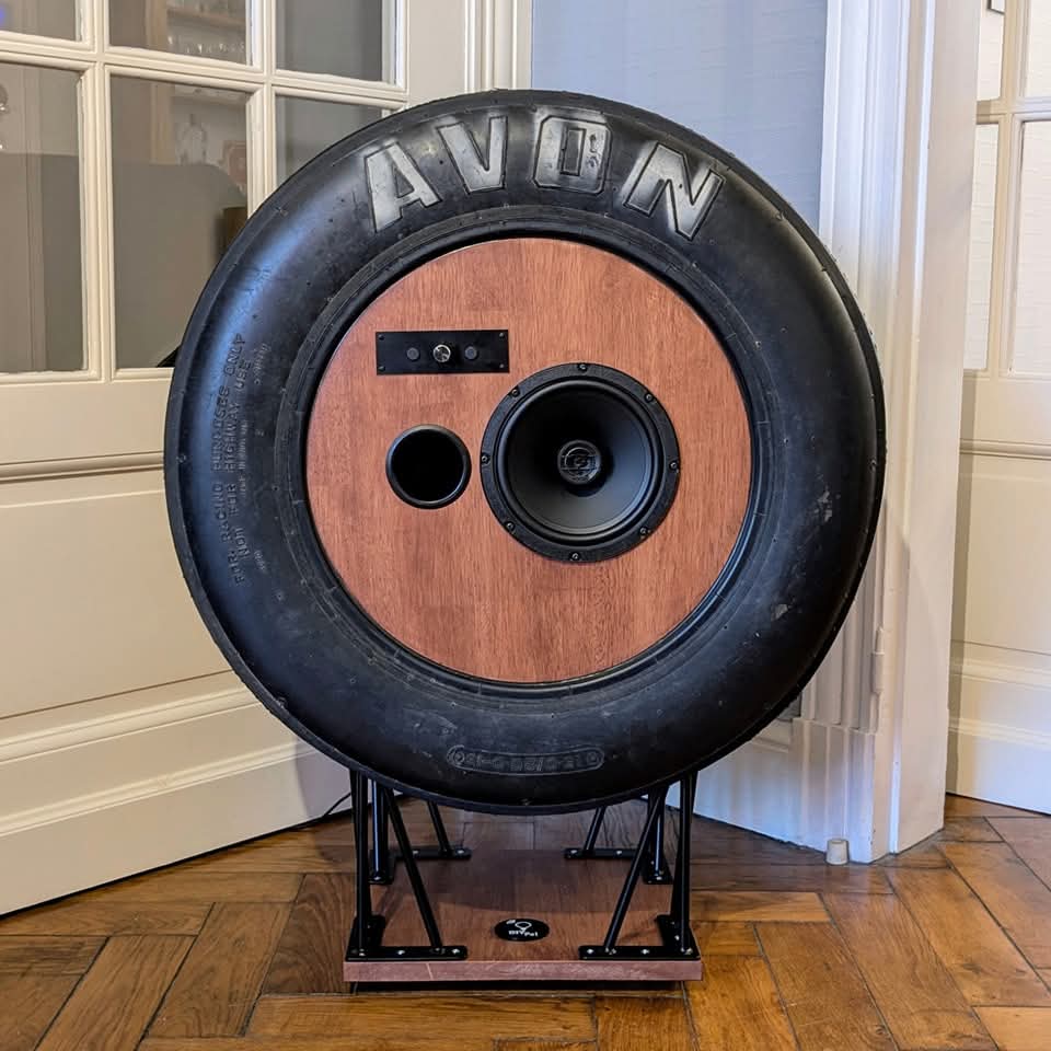 pneu de F1 transformé en enceinte Bluetooth