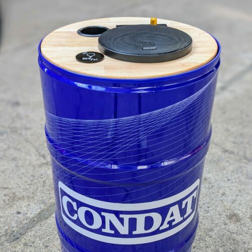 Baril d'essence transformé en enceinte résidentielle. Crédit photo : DIYpol.