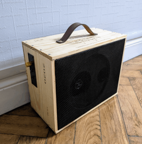 Caisse à vin transformée en enceinte résidentielle. Crédit photo : DIYpol