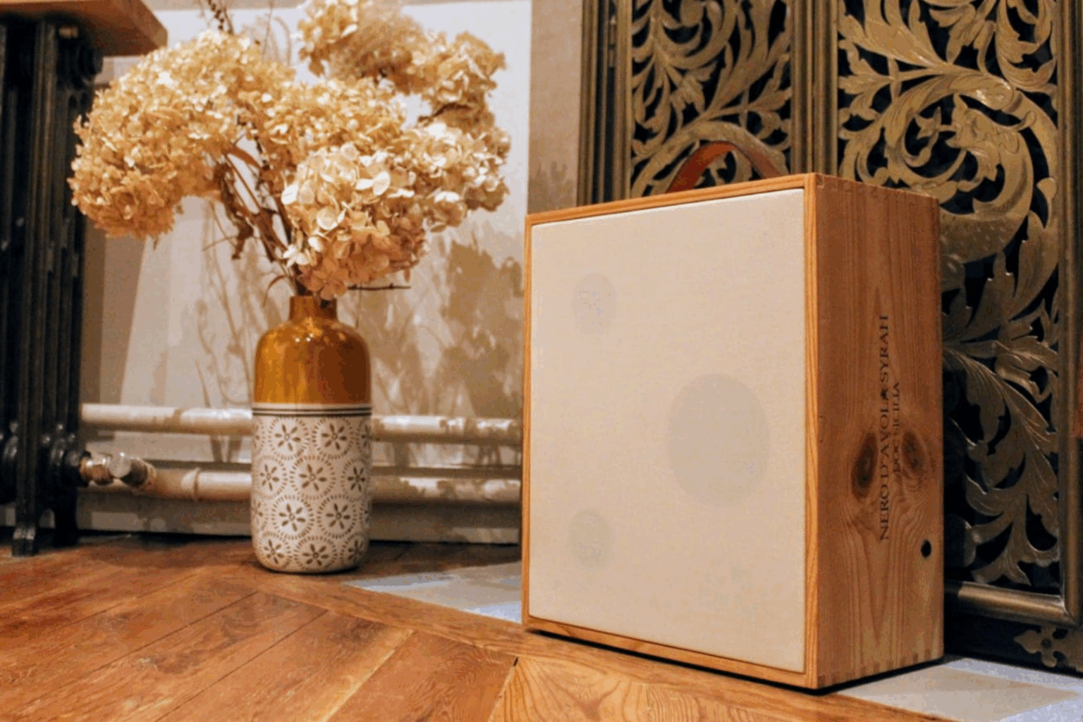 caisse de vin transformée en enceinte connectée